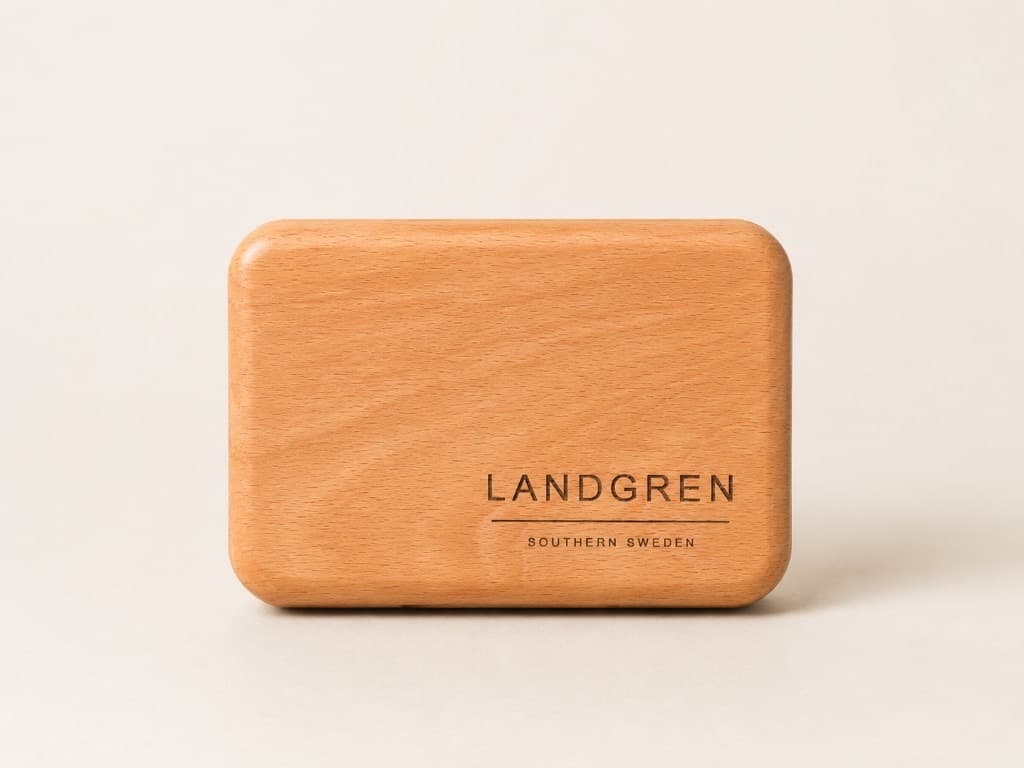 Landgren Bäck 70 — närbild på trä, gångjärn, lock eller inredning